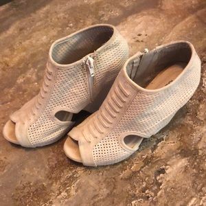 Cream wedge like booties